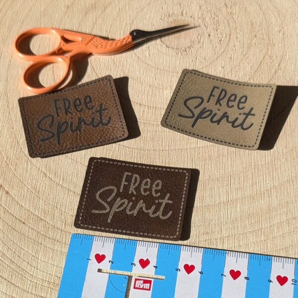 Lederimitat-Label „Free Spirit“
